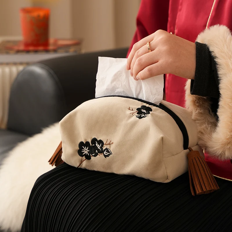 Bestickte Taschentuchbox-Hülle aus Velours mit Quasten Karnz