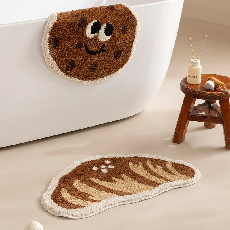 Badezimmer‑Badematten‑Set Karnz mit handgetuftetem Keks- und Brot‑Design, weichem Mikrofaser‑Flor und rutschfester Gummiunterseite