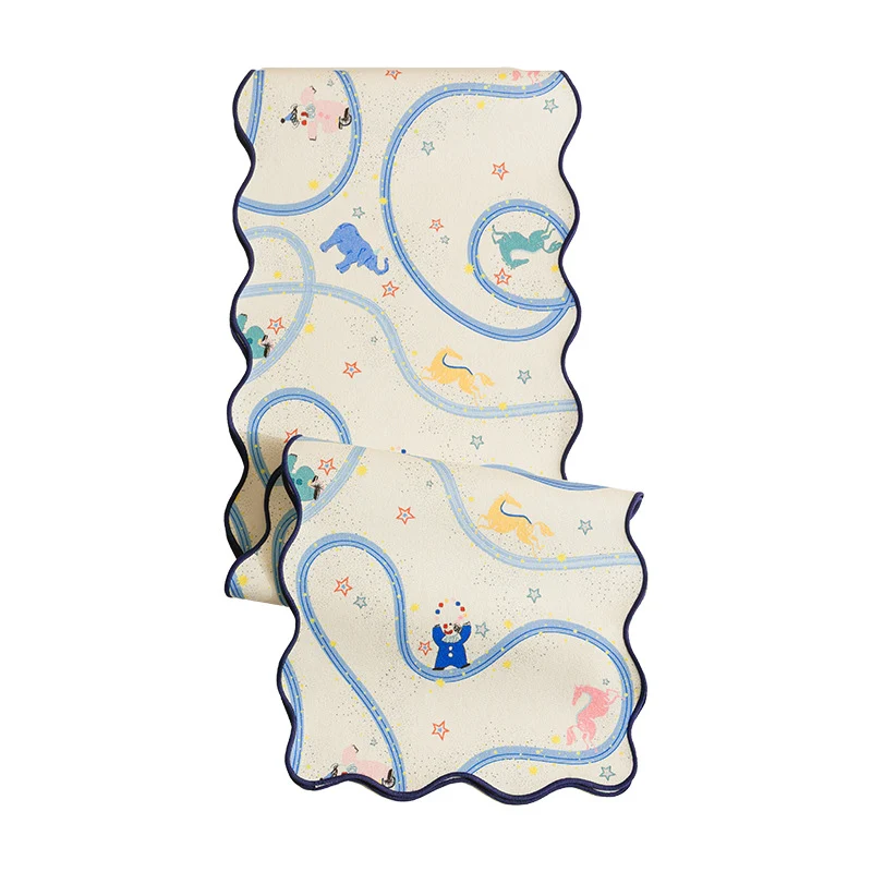Seidenschal mit gewelltem Saum und illustrativem Tierkarussell-Print Karnz