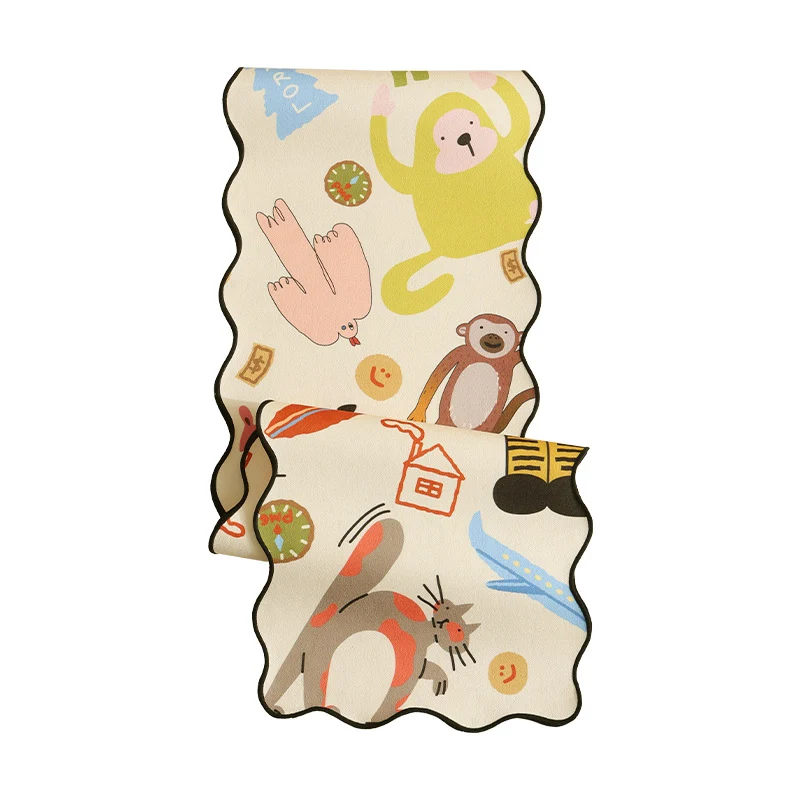 Leichter Seidenschal mit wellenförmigem Saum und verspielten Tier-Illustrationen Karnz