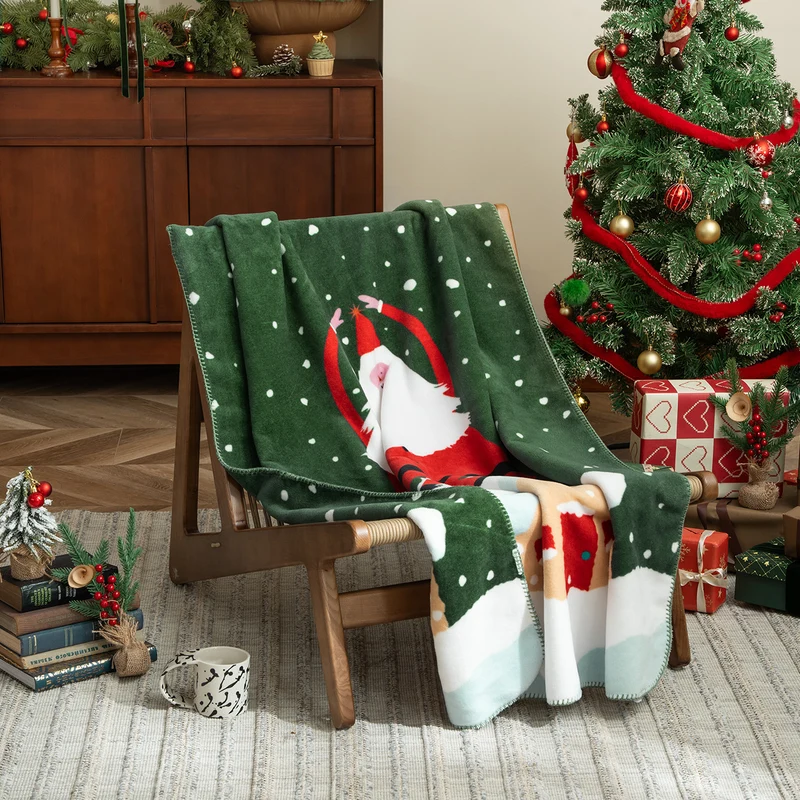 Weiche Weihnachts-Fleecedecke mit Geschenk- und Lebkuchenmotiv Karnz