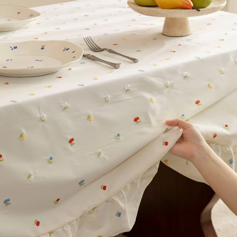 Tischdecke mit besticktem Mini‑Blütenmuster und Volantkante Karnz