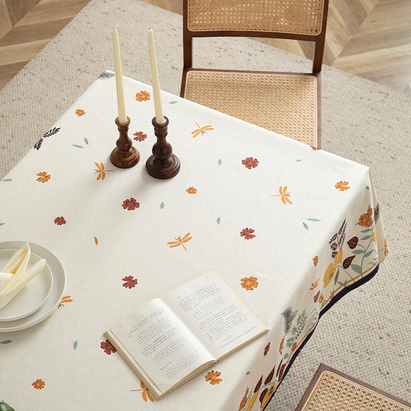 Tischdecke aus Baumwollmischung mit floraler Bordüren‑Illustration und verstärktem Saum Karnz