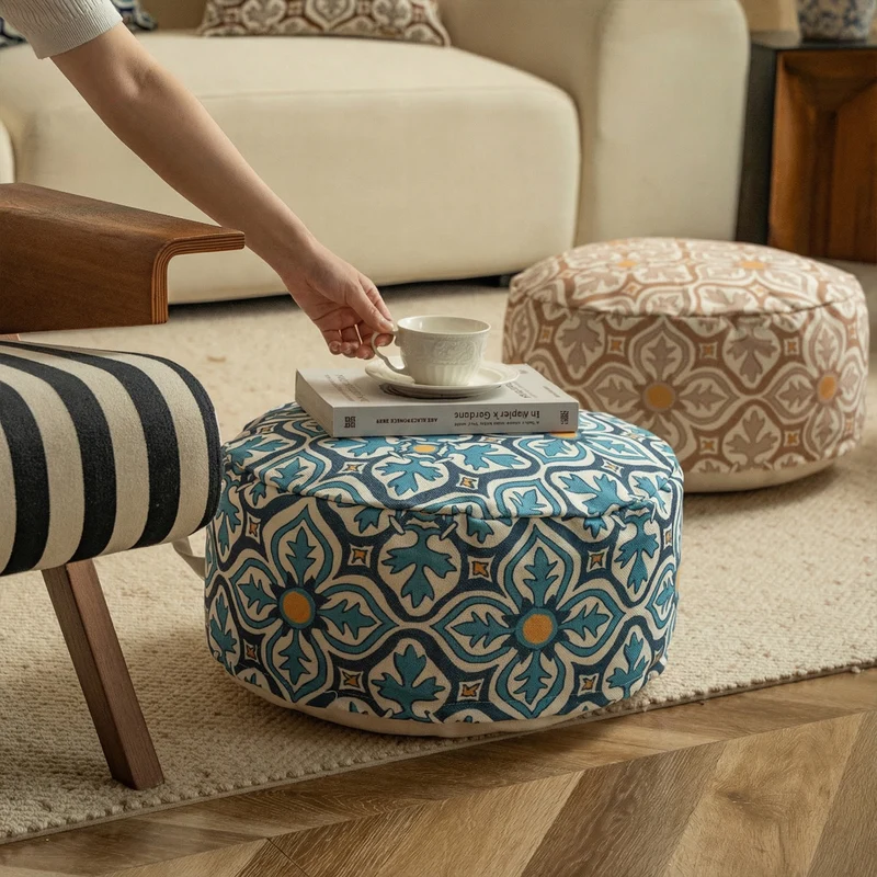 Rundes Sitzpouf mit gewebter Jacquard-Struktur und praktischem Tragegriff Karnz