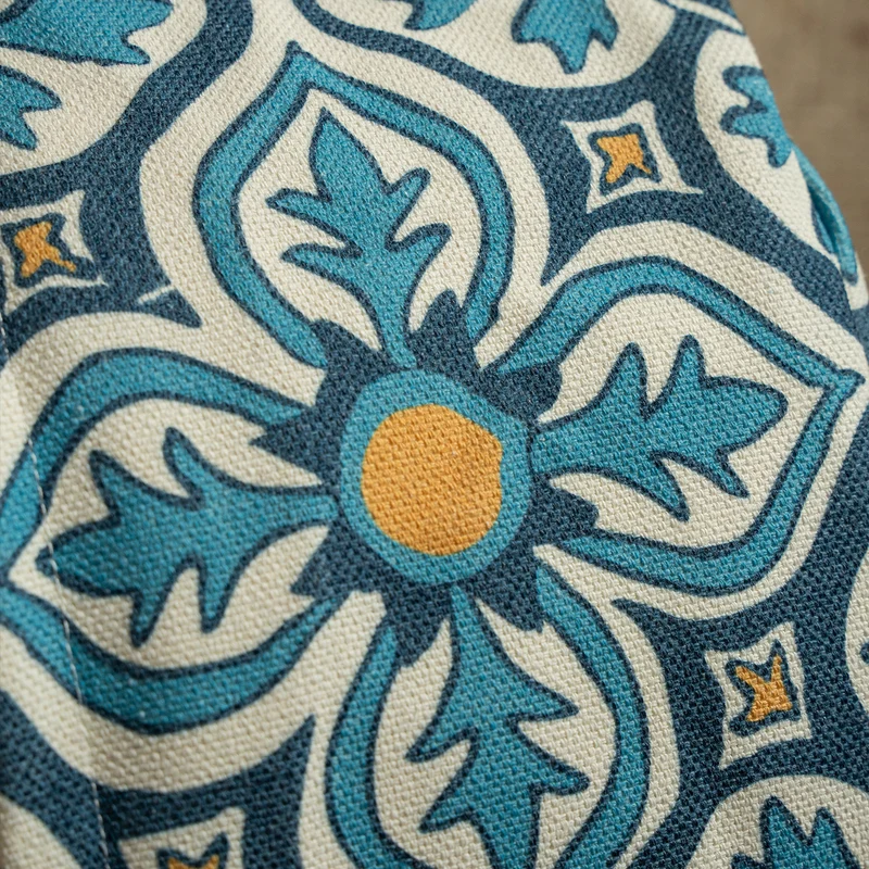 Rundes Sitzpouf mit gewebter Jacquard-Struktur und praktischem Tragegriff Karnz