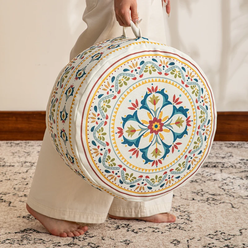 Rundes Sitzpouf mit gewebtem Baumwollbezug und ethnischem Mandala-Print Karnz