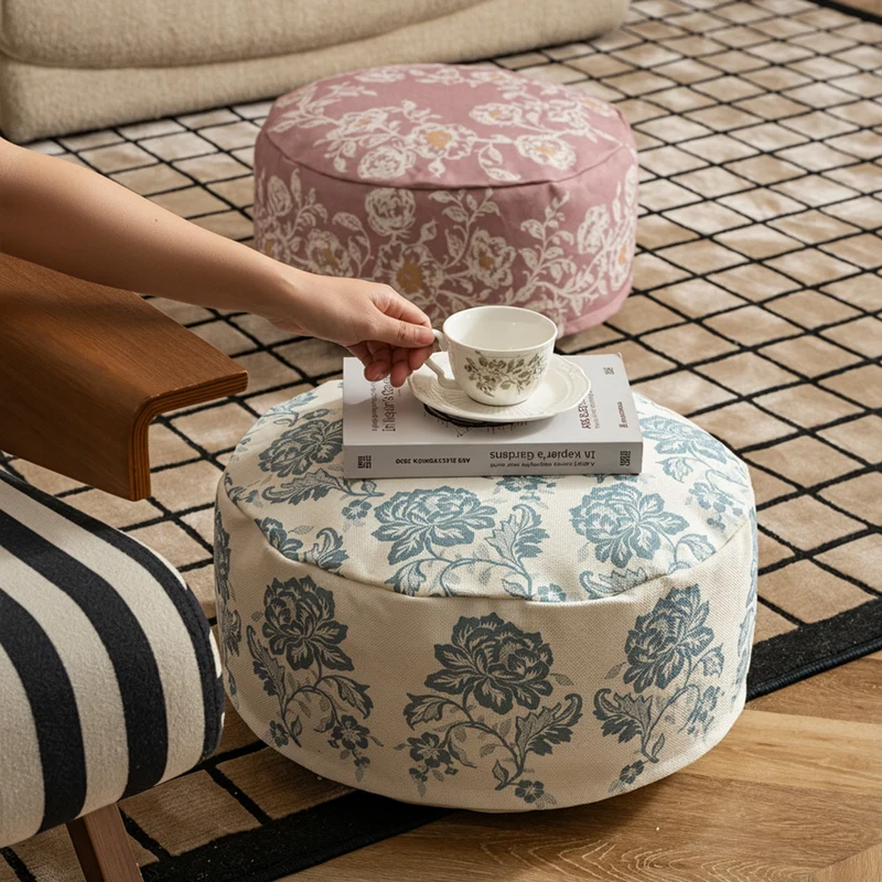 Runder Sitzpouf mit floraler Jacquard-Webung, stabilem Polsterkern und Tragegriff Karnz