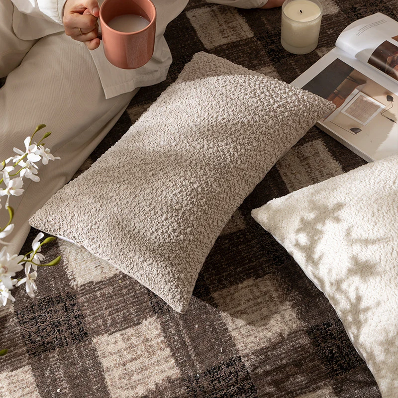 Rechteckiges Bouclé-Lumbar-Kissen mit strukturierter Teddy-Oberfläche Karnz