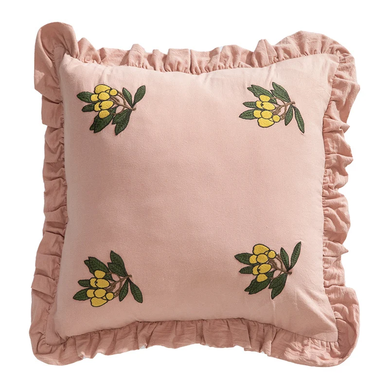 Quadratisches Zierkissen mit Volantkante und besticktem Beerenornament aus Baumwoll-Leinen Karnz