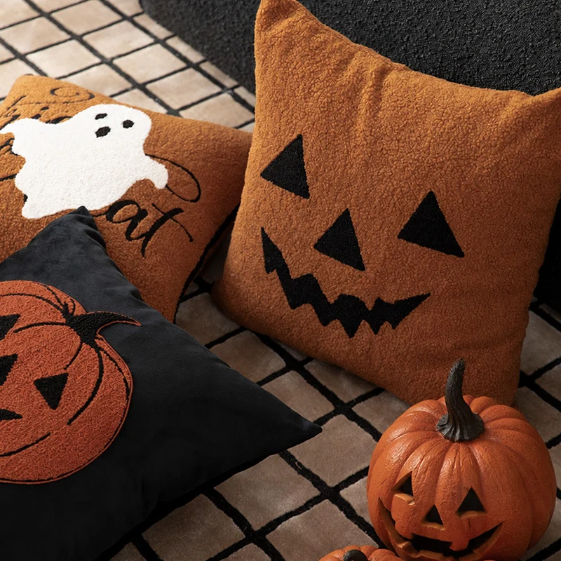 Quadratisches Dekoratives Kissen mit gesticktem Halloween‑Gespenst und Bouclé‑Oberfläche Karnz
