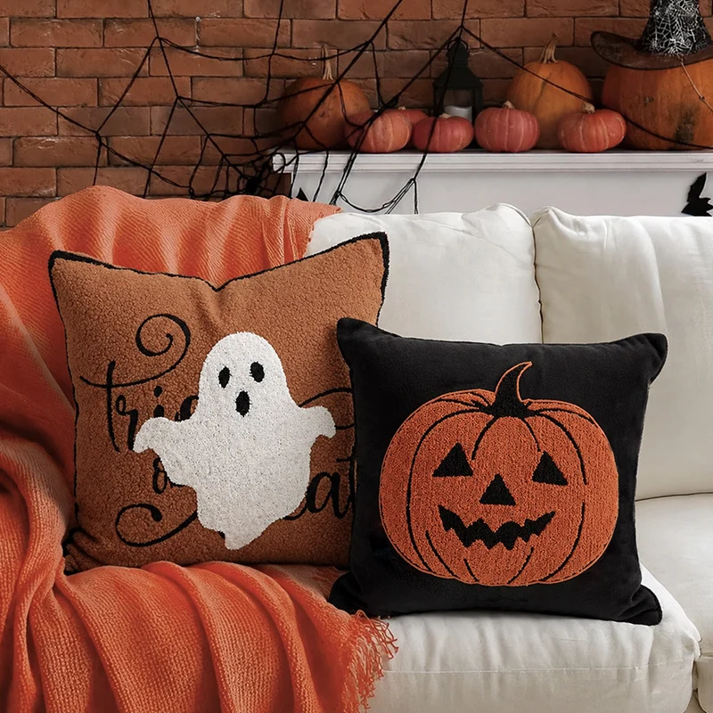 Quadratisches Dekoratives Kissen mit gesticktem Halloween‑Gespenst und Bouclé‑Oberfläche Karnz