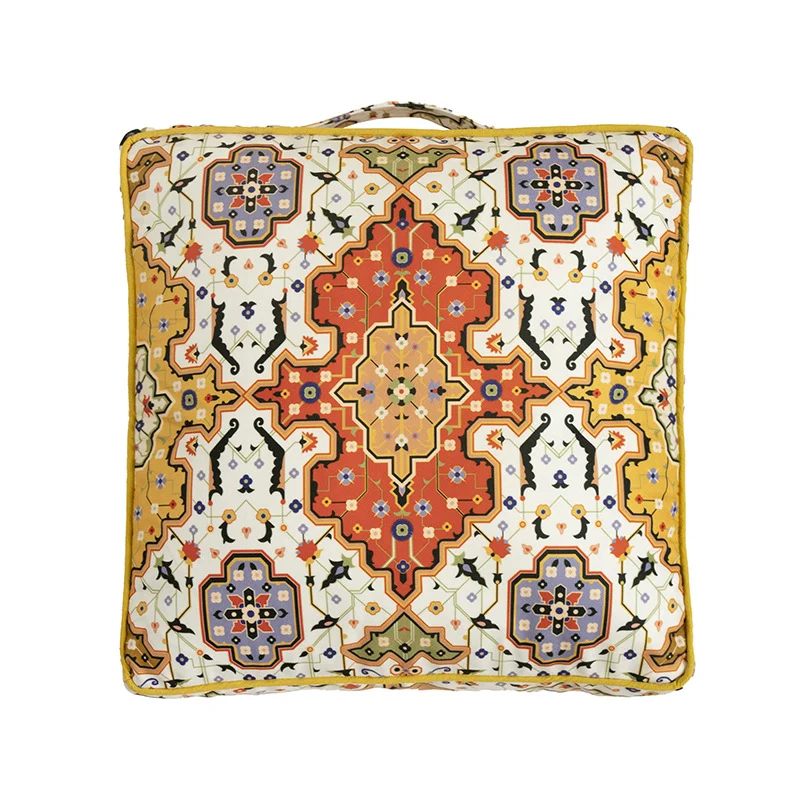 Quadratischer Zierkissenbezug mit orientalischem Medaillonmuster und kontrastierter Paspel Karnz