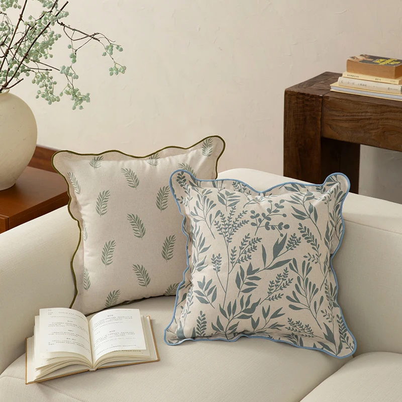 Quadratischer Zierkissenbezug mit gewellter Kante und botanischem Print Karnz