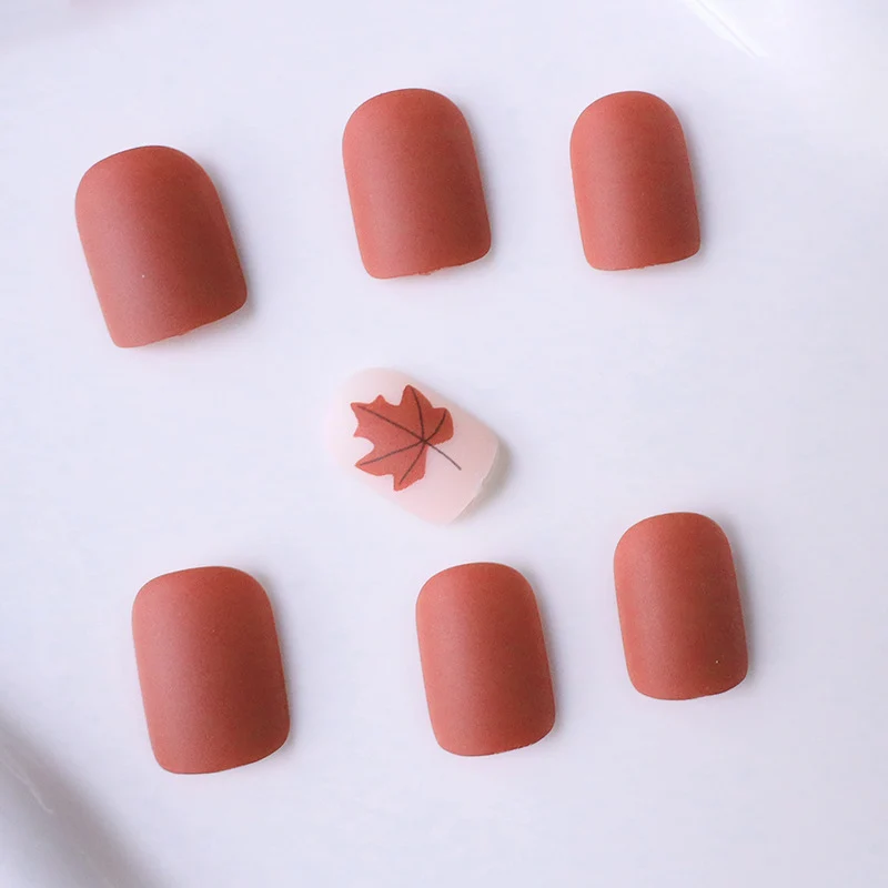Herbstblattmuster Nagelkunst Karnz