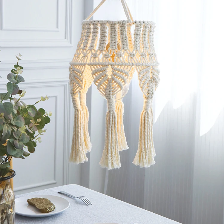 Makramee-Hängeleuchte mit handgeknüpftem Baumwollschirm und dekorativen Fransen Karnz
