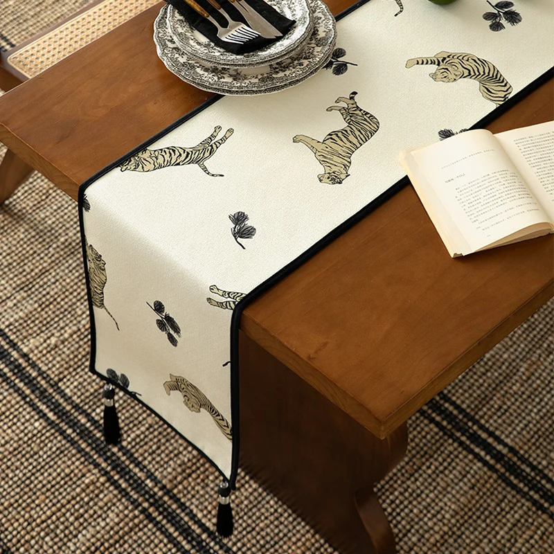 Leinenoptik-Tischläufer mit vintage Tiger-Print und dekorativen Quasten Karnz