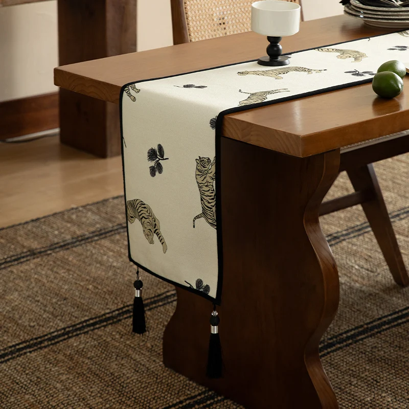 Leinenoptik-Tischläufer mit vintage Tiger-Print und dekorativen Quasten Karnz