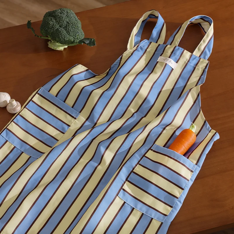 Latzschürze mit gekreuzten Trägern und großen Vordertaschen Karnz