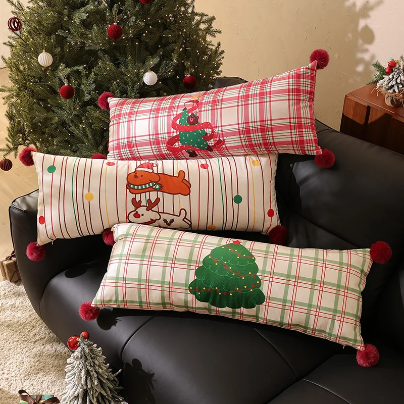 Langes dekoratives Lenden- und Nackenkissen im Weihnachts-Karo mit Pompon und Hund‑Baum‑Motiv Karnz