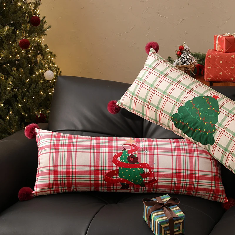 Langes dekoratives Lenden- und Nackenkissen im Weihnachts-Karo mit Pompon und Hund‑Baum‑Motiv Karnz
