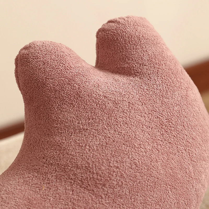 Kuscheliges Katzenform-Nackenkissen aus Mikrofleece Karnz