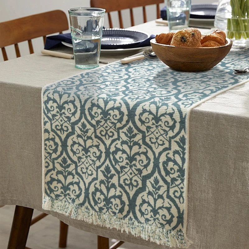 Jacquard-Tischläufer mit floraler Rankenstruktur und dekorativen Fransen Karnz
