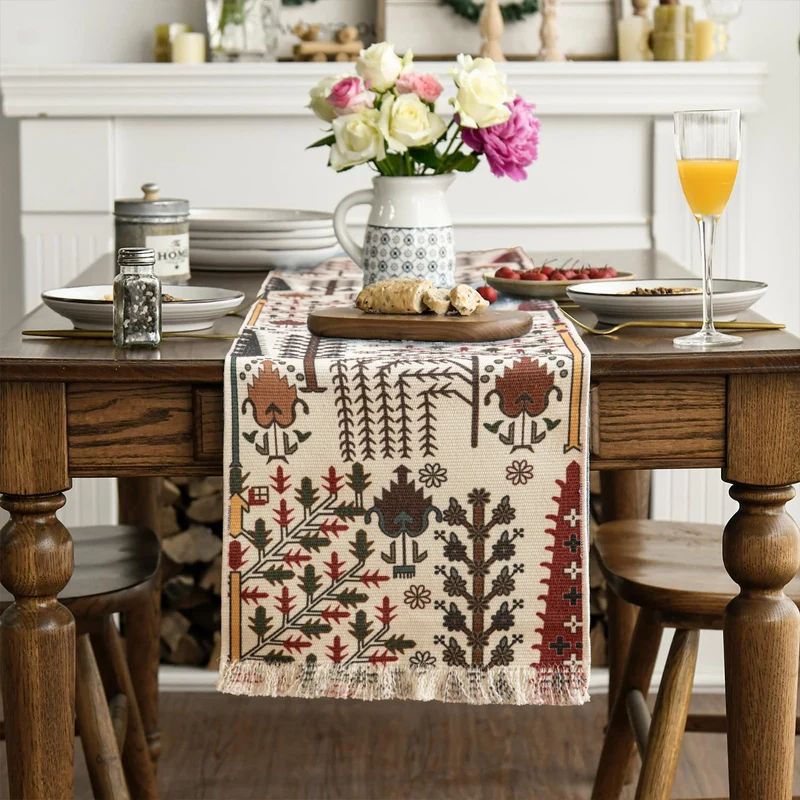 Jacquard-Tischläufer mit floraler Rankenstruktur und dekorativen Fransen Karnz