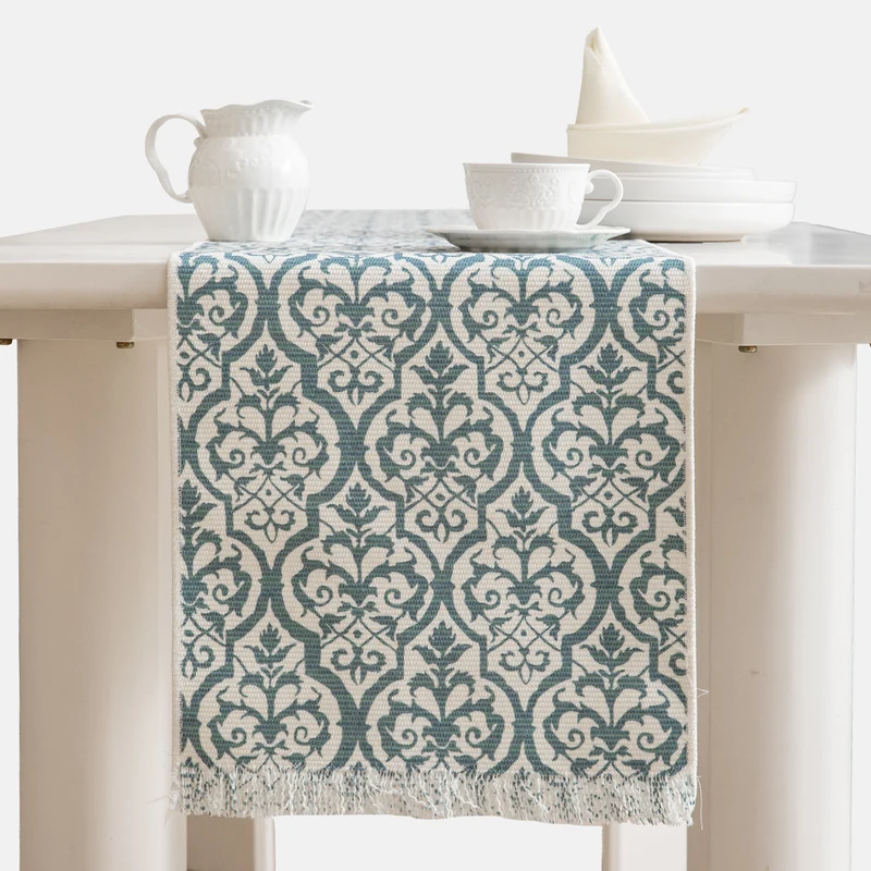 Jacquard-Tischläufer mit floraler Rankenstruktur und dekorativen Fransen Karnz