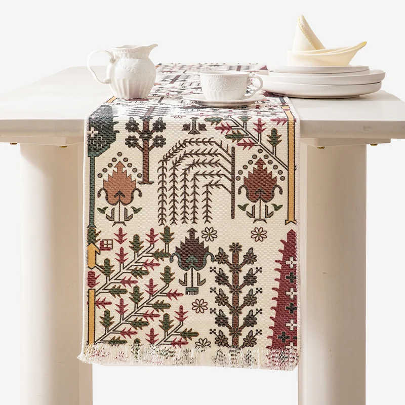 Jacquard-Tischläufer mit floraler Rankenstruktur und dekorativen Fransen Karnz
