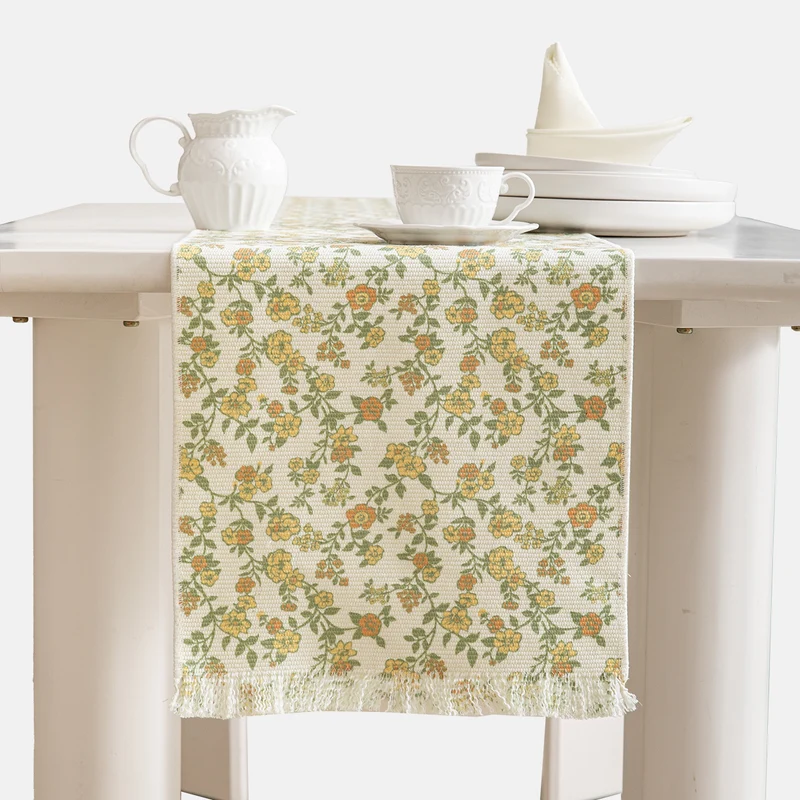 Jacquard-Tischläufer mit floraler Rankenstruktur und dekorativen Fransen Karnz