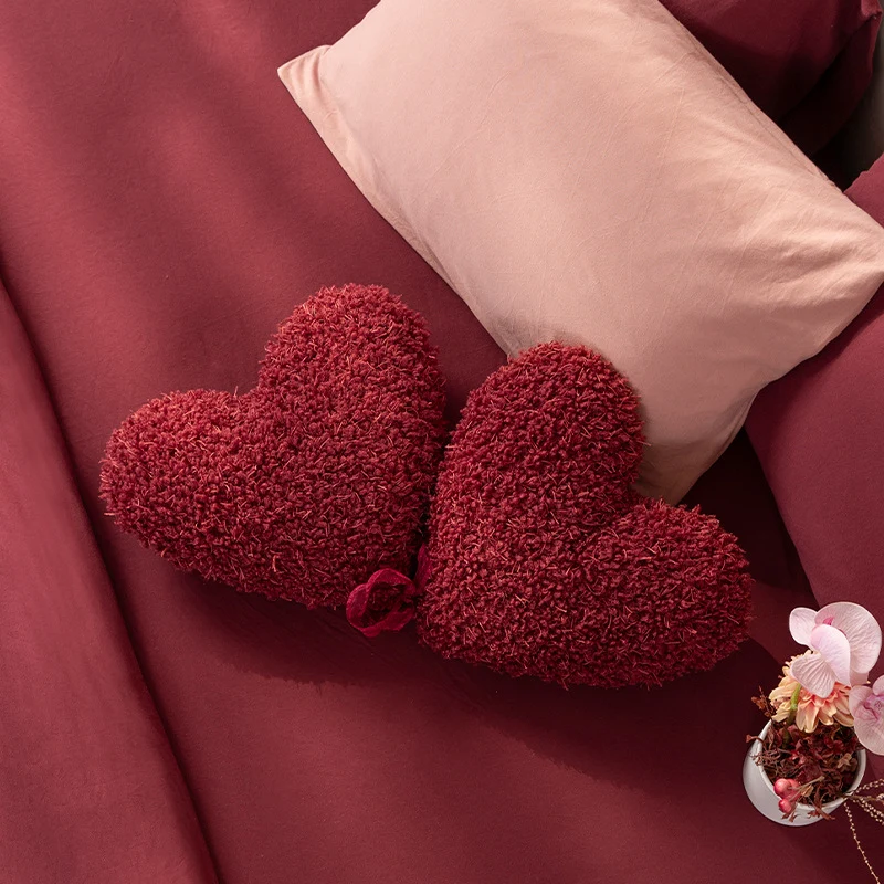 Herzförmiges Zierkissen-Set aus Plüsch mit Schleifenband und strukturierter Teddy-Oberfläche Karnz
