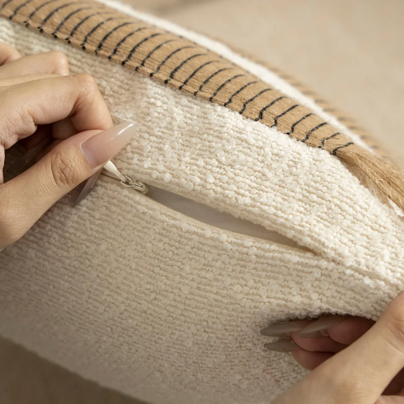 Gewebter Kissenbezug mit Bouclé-Oberfläche und Jute‑Fransen Karnz