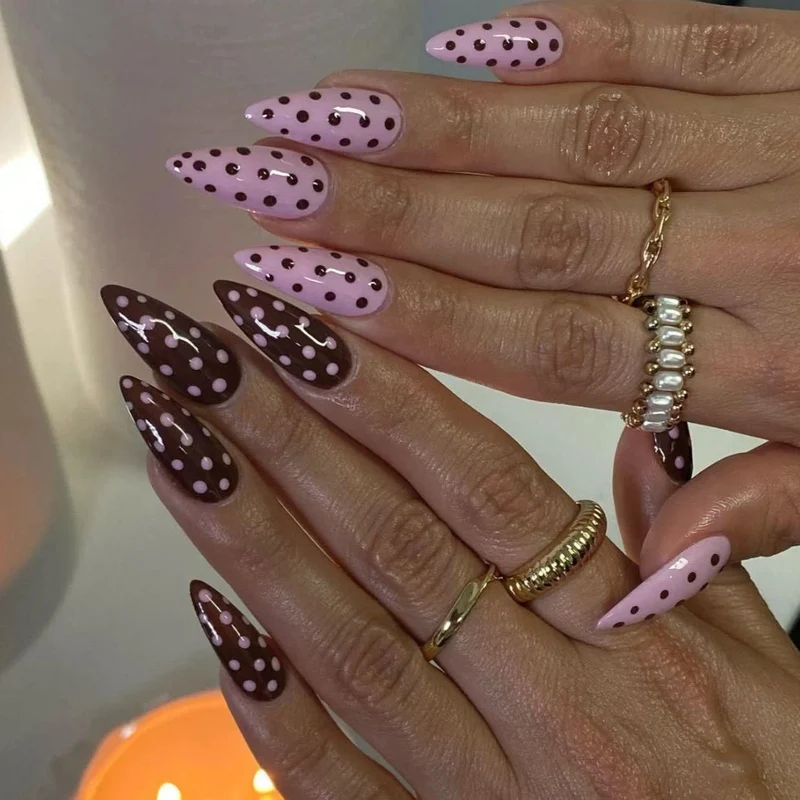 Künstlerische Polka Dot Nagelverzierungen Karnz