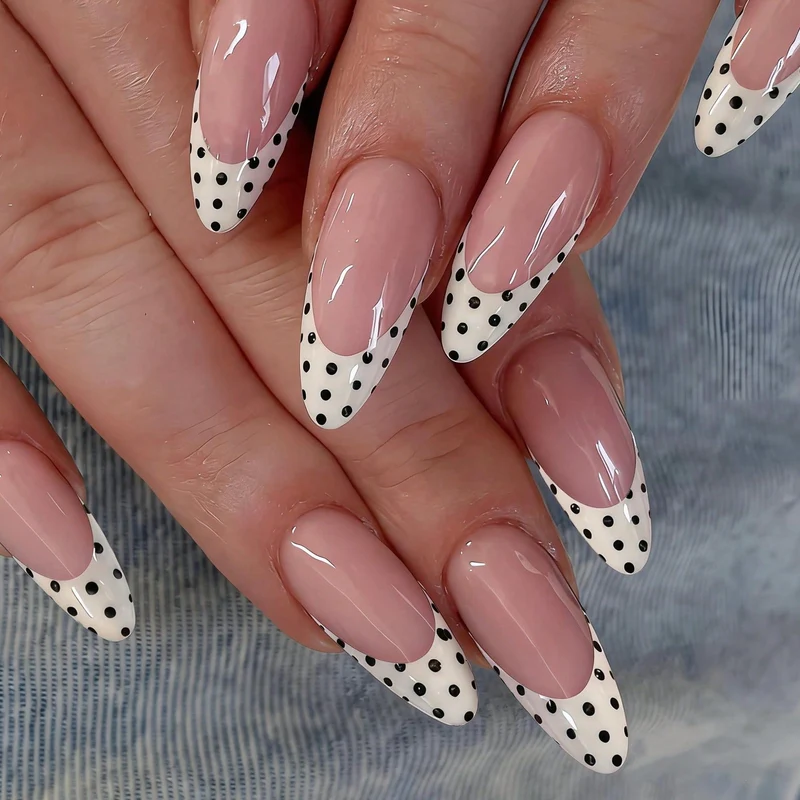 Künstlerische gepunktete Nagelkunstverlängerungen Karnz