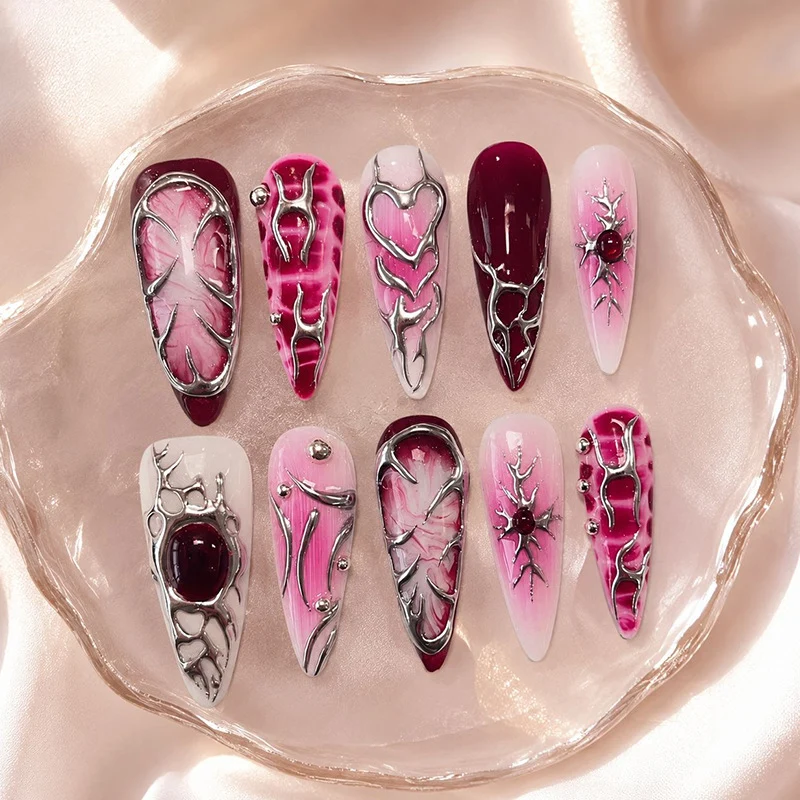 Künstlerische Nagelskulpturen Karnz