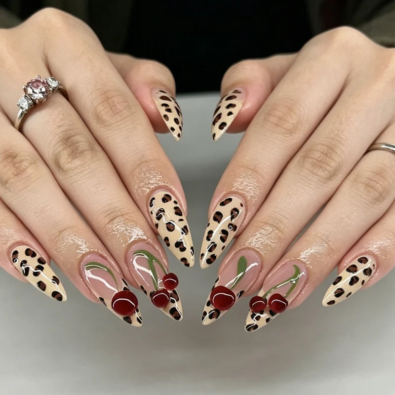 Künstlerische Leopard-Print Press-On Nagelerweiterungen Karnz
