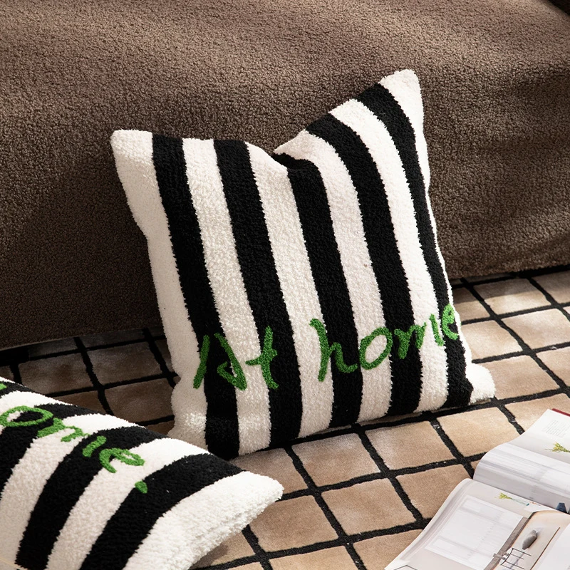 Gestreiftes Bouclé-Zierkissen mit geprägter Schlaufenstruktur und Schriftstickerei Karnz