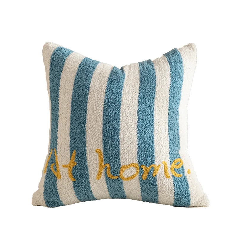 Gestreiftes Bouclé-Zierkissen mit geprägter Schlaufenstruktur und Schriftstickerei Karnz