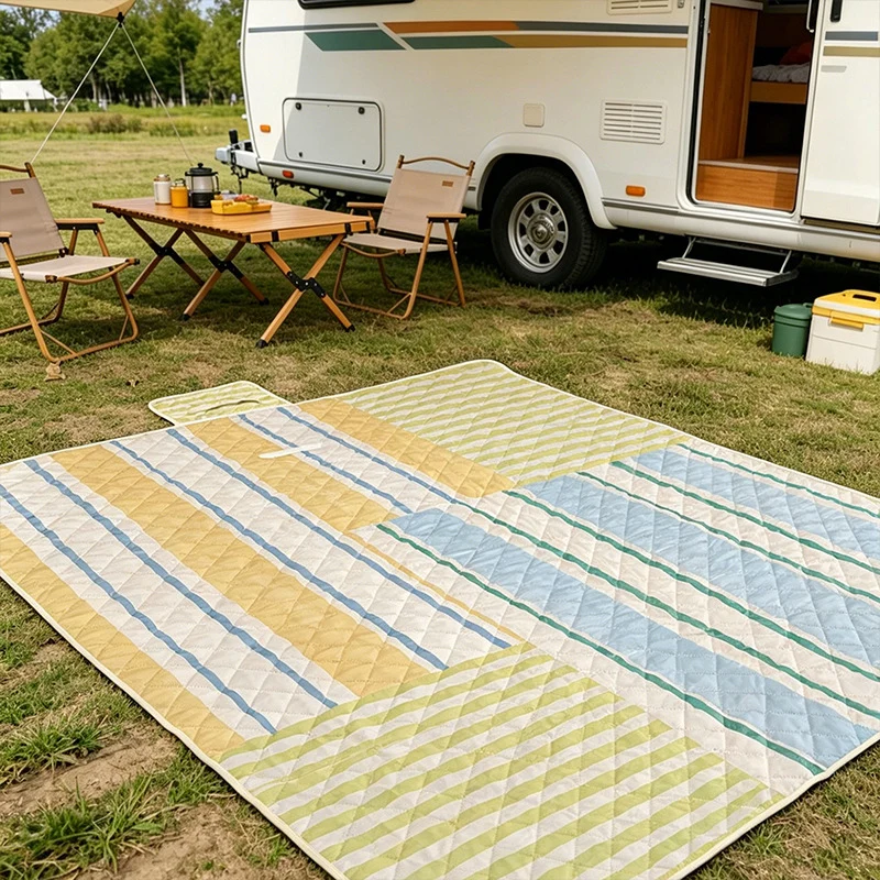 Gefütterte Outdoor-Picknickdecke mit Steppung, wasserabweisender Rückseite und Trageklappe Karnz