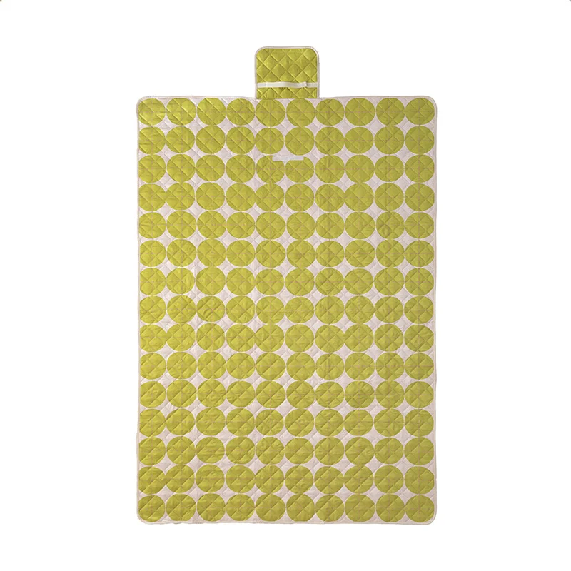 Gefütterte Outdoor-Picknickdecke mit Steppung, wasserabweisender Rückseite und Trageklappe Karnz