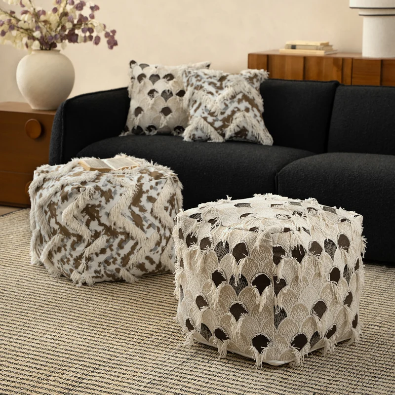Gefüllter Bodensitzpouf im Ethno-Jacquard mit dekorativen Fransen Karnz