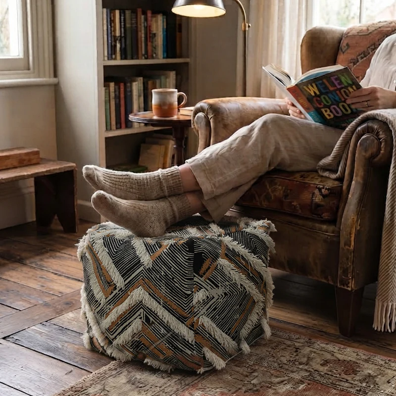 Gefüllter Bodensitzpouf im Ethno-Jacquard mit dekorativen Fransen Karnz