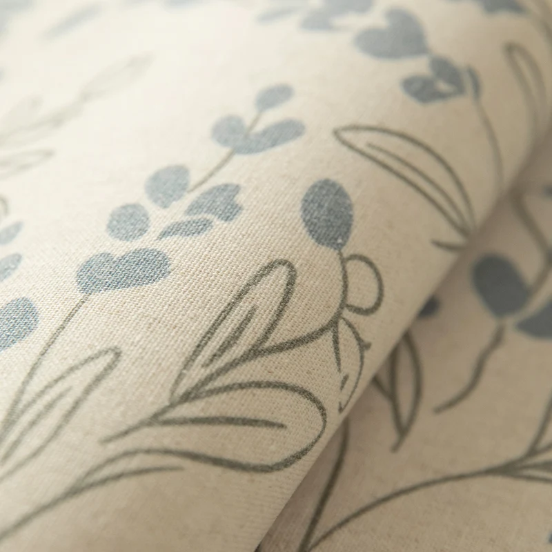 Geformtes Tischset mit geschwungener Kontur und botanischem Blattmuster Karnz