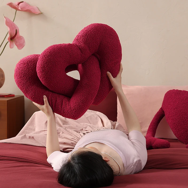 Doppelt verschlungenes Herz-Kuschelkissen mit Bouclé-Plüschbezug Karnz