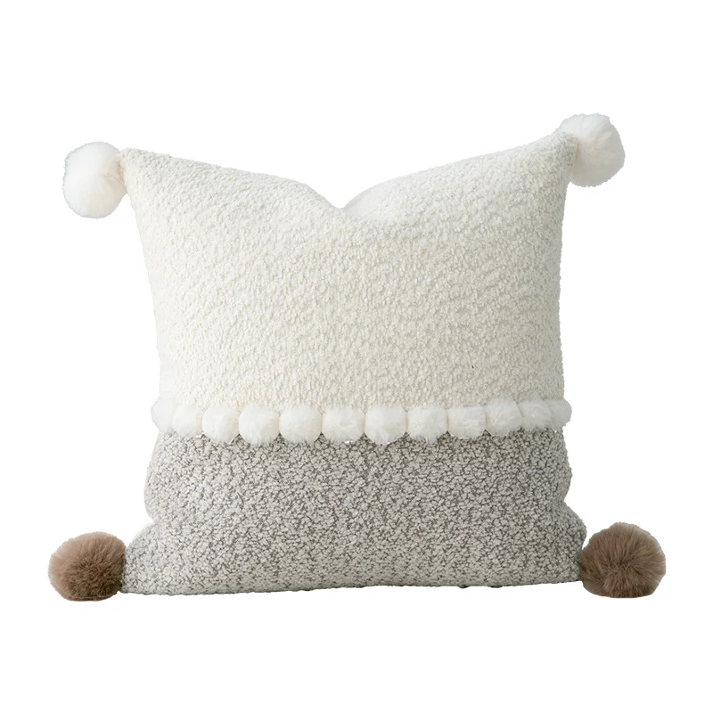 Dekoratives Bouclé-Kissen mit Teddy-Fleece-Struktur und Ziernaht Karnz