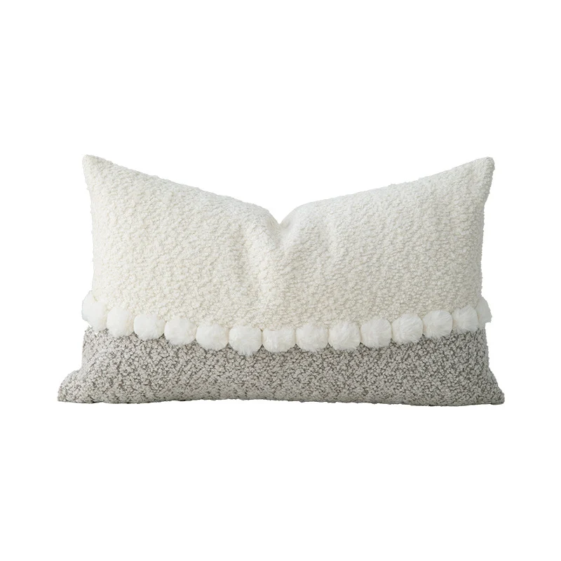 Dekoratives Bouclé-Kissen mit Teddy-Fleece-Struktur und Ziernaht Karnz