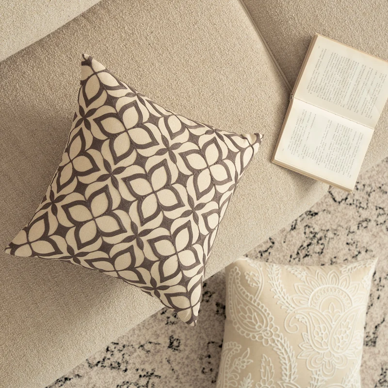 Besticktes Zierkissen aus Leinenoptik mit Paisley‑Ornament und Reliefstickerei Karnz