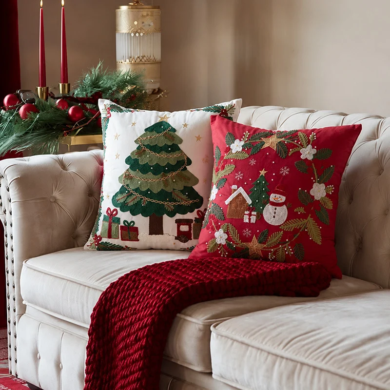 Bestickter Weihnachtskissenbezug mit Rentier‑ und Tannenzweig‑Motiv Karnz