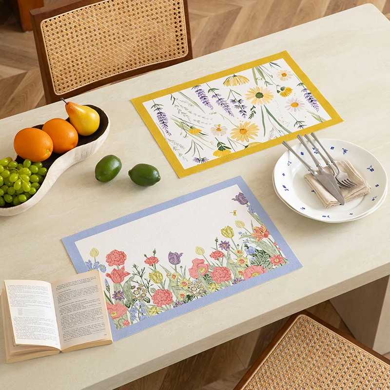 Bedrucktes rechteckiges Platzset aus Baumwollmischung mit Blumen-Illustrationsdruck und kontrastbordüre Karnz