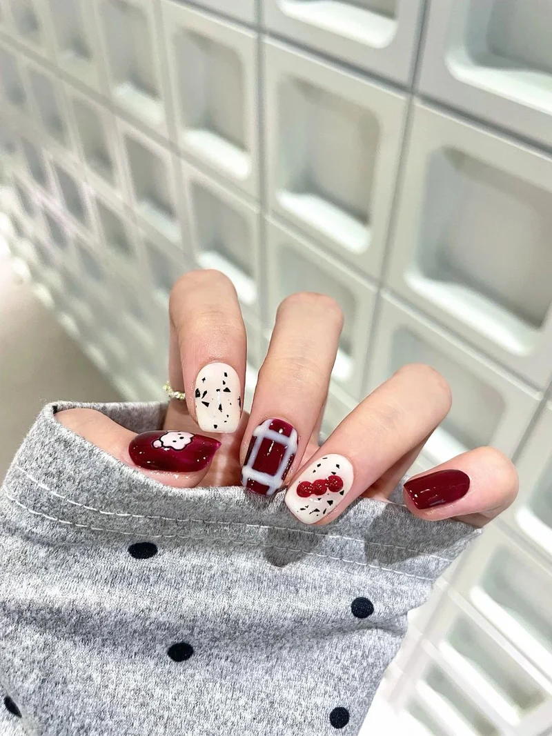 Künstlerisches Herzmuster Nagelkunstverlängerungen Karnz